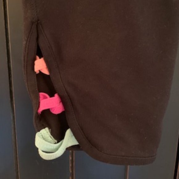 Girls size 14 yoga capris with cut out detail - Picture 2 of 6